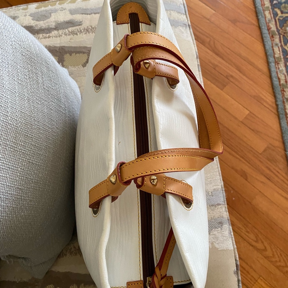 Dooney & Bourke white tote bag.